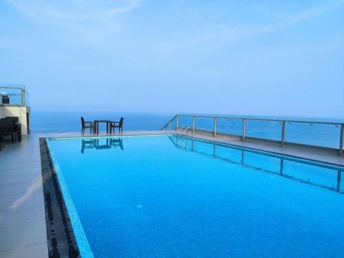 尼甘布Ocean Breeze Apartment Negombo, R 5, B16 Mina的大楼屋顶上的大型游泳池