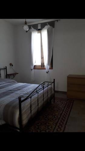 AcateDa zia Franca的一间卧室设有一张床和一个窗口