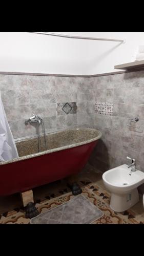AcateDa zia Franca的带浴缸和卫生间的浴室。