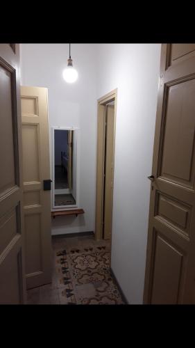 AcateDa zia Franca的空的走廊,有敞开的门和镜子