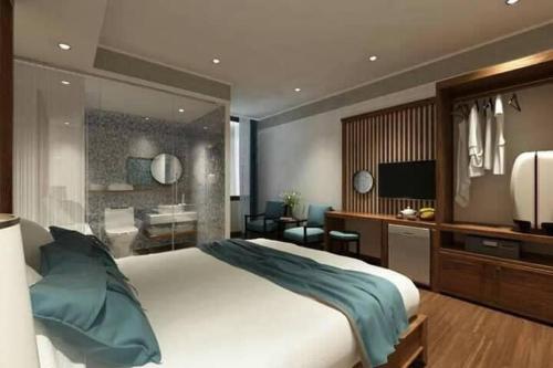 宁平Tam Coc Condelux Boutique Hotel & Travel的一间带大床的卧室和一间浴室