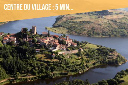 Saint-Jean-Saint-Maurice-sur-LoireLes Yourtes Ô fil 2 l'eau的湖中的一个岛屿