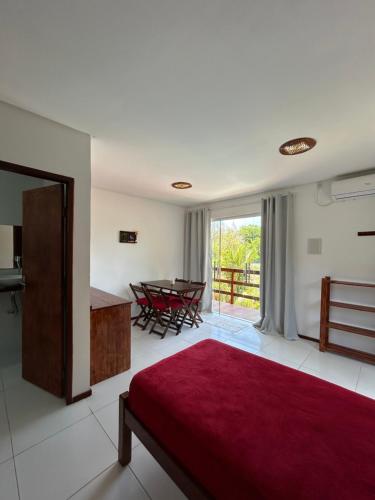 嘎林海斯港Pousada Recanto Pontal de Maracaipe的一间卧室配有红色的床和桌椅