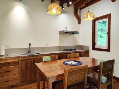博卡斯德尔托罗Gaia Nature Lodges at Bluff Beach的厨房配有木桌和水槽。