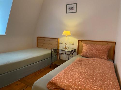 吉洛佐芬Hotel Weinstube am Markt的一间小卧室,配有床和灯