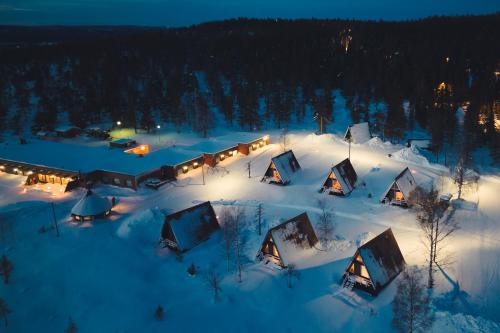 YlitornioKaremajat superb cottage的一群晚上下雪的小屋