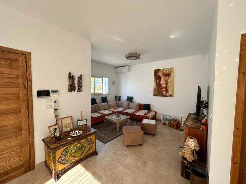 迈来亚Dar El Kahina Djerba的客厅配有沙发和桌子