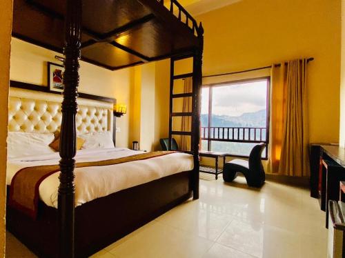 西姆拉Hotel Aachman Regency with Rooftop Terrace的一间卧室配有一张床,享有海景
