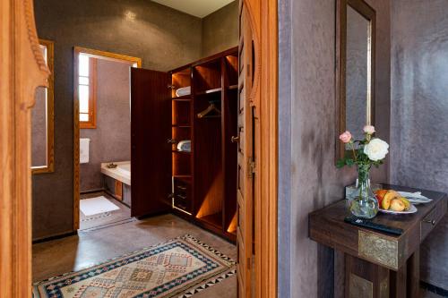 马拉喀什Palais Alcazar的一间带水槽的浴室和一间房间