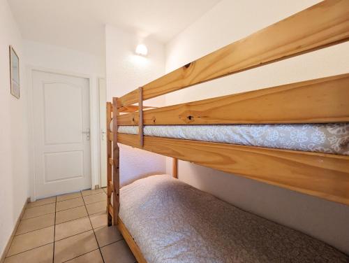 比斯卡罗斯海滩皮托公寓式酒店的一间卧室配有两张双层床。