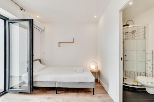 里斯本Lapa Stylish Apartments的一间卧室配有床、水槽和镜子