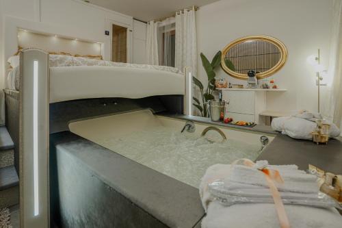 斯佩洛Cascina Ridolfi - Il Nido d'Amore的带浴缸的浴室和双层床