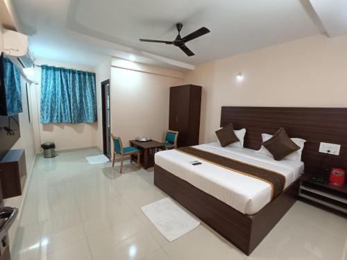 班加罗尔Hotel Classic Comfort的一间卧室配有一张大床和吊扇