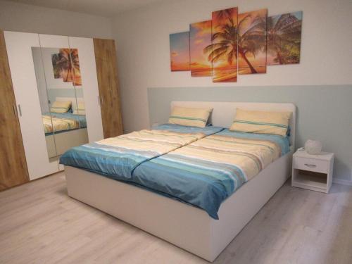 博帕德Ferienwohnung Moni的卧室配有一张壁画和两张画的床铺。