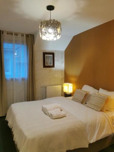 拉·里维耶尔·圣·秀La Maison Olivia的一间卧室配有一张带白色毛巾的床