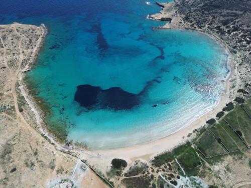 帕罗斯岛CycladesCharters: Discover Hidden Gems in Paros!的享有蓝色海水海滩的空中景致