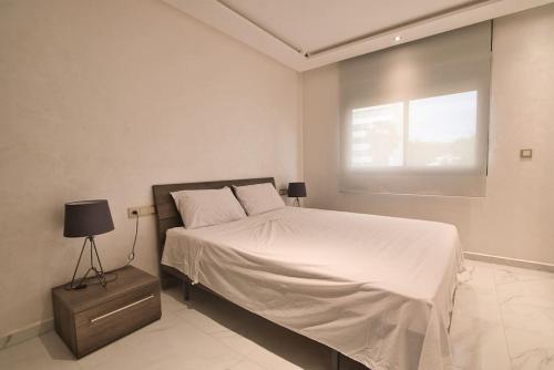 阿加迪尔The Place To Be - Agadir Centre的白色的卧室设有床和窗户