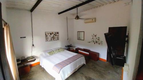 圣玛尔塔Casa San Cayetano的一间卧室,卧室内配有一张大床