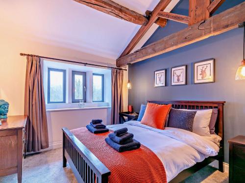 哈德斯菲尔德6 Bed in Slaithwaite 93984的一间卧室配有一张带蓝色墙壁的大床