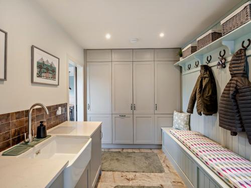 布罗克斯本6 Bed in South Queensferry 94359的厨房配有白色橱柜和水槽