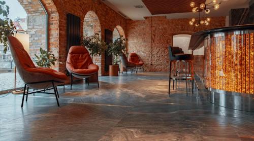 格但斯克Radisson Hotel & Suites, Gdansk, Wyspa Spichrzów的大堂设有椅子和理发店