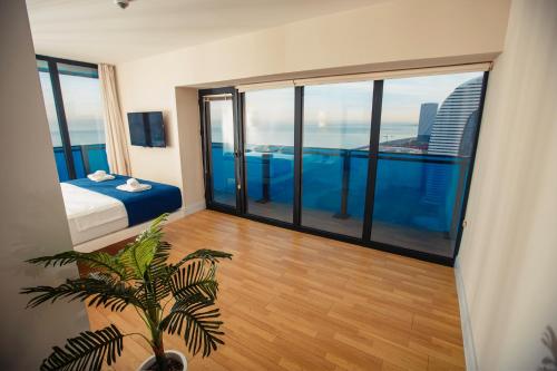 巴统Panorama Sea View Orbi City Aparthotel的酒店客房设有一张床和一个大窗户