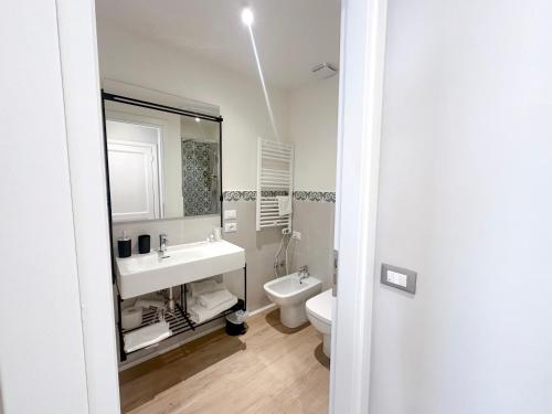 佛罗伦萨贾波内酒店的一间带水槽和卫生间的浴室