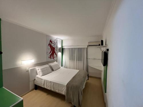 约恩维利Apartamento Central - Andar alto的一间小房间的卧室,配有一张床铺