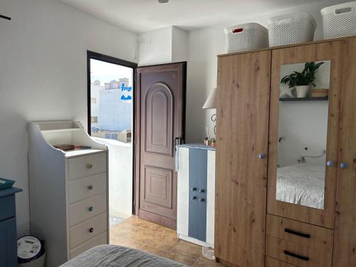 阿雷西费La Buganvilla rooms的一间卧室设有大型木制橱柜和一张床