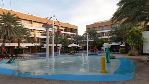 波拉马尔PH1401 Hotel Margarita Real的度假村内带游乐场的游泳池