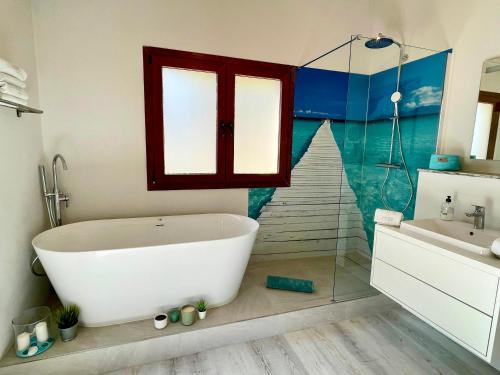 柳奇马约尔Villa Sun Club home的带浴缸、淋浴和盥洗盆的浴室