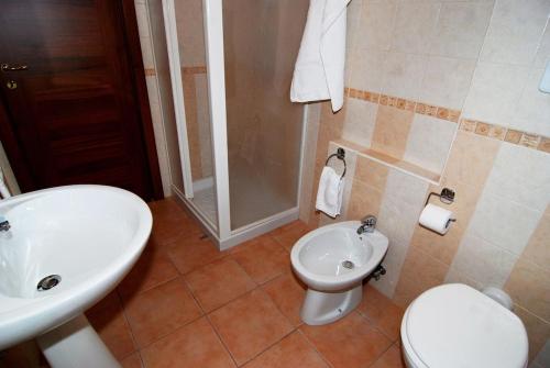 圣安吉罗山毕夏利雅B&B别墅酒店的一间带水槽、卫生间和淋浴的浴室