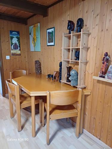 埃梅滕Afrika Zimmer mit Bergblick的木饭厅桌子和椅子