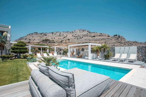 佩基罗德Oneiro Villa - Voted the best Villa in Rhodes, Greece!的一座房子,设有一座山地游泳池