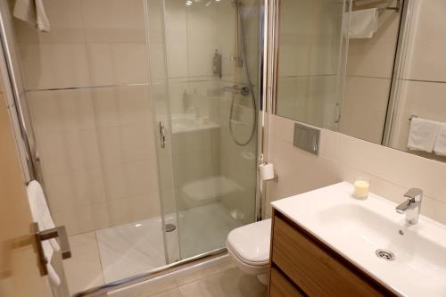 内尔哈拉宝提卡日内尔哈公寓酒店的带淋浴、卫生间和盥洗盆的浴室