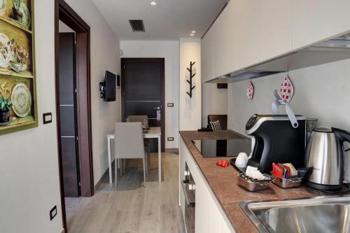 都灵Arsenale Turin Rooms的厨房配有水槽和台面