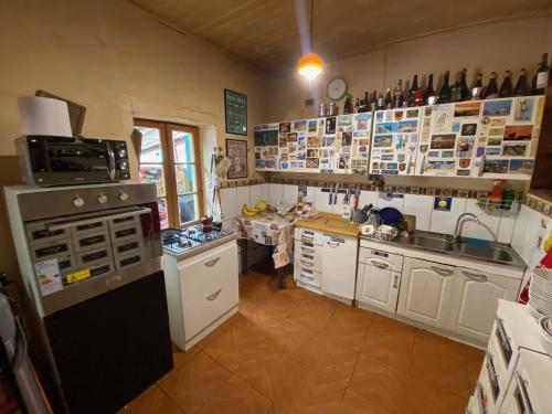皮奇勒姆Hostal Kuyen的厨房配有白色橱柜和炉灶烤箱。