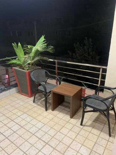 BijiloBijilo Appartments的庭院配有两把椅子、一张桌子和一张长凳