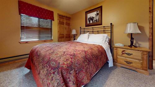 西黄石Trapper Condo Unit 7的一间卧室设有一张大床和一个窗户。