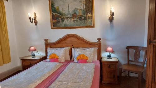 伊科德洛斯维诺斯Apartamentos-Monasterio-de-San-Antonio-Rustikals-Apartment-mit-Balkon-und-Meerblick的一间卧室配有一张带两盏灯和两把椅子的床。