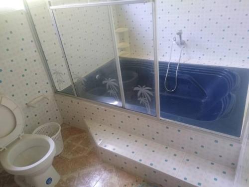 普拉多Cabaña represa Prado 25+ huesp的浴室配有蓝色浴缸和卫生间