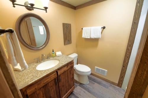 西黄石Trapper Condo Unit 5的一间带水槽、卫生间和镜子的浴室