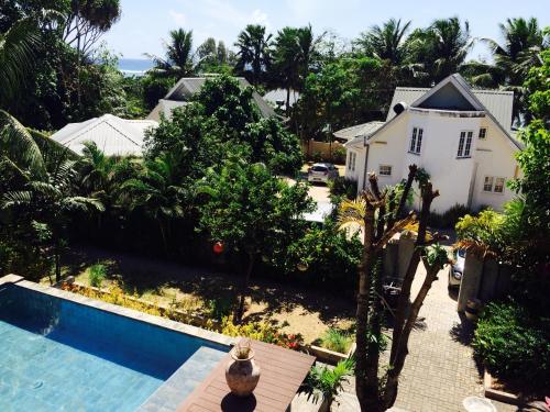 Pointe Au Sel 巴科瓦庄园酒店的享有房子和游泳池的空中景致