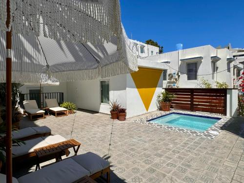 圣胡安La Mona Loiza的一个带游泳池和房子的庭院