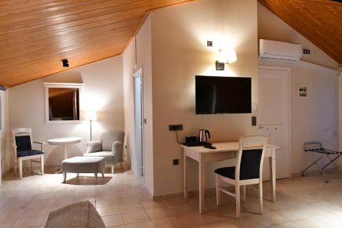 纳夫普利翁Porto Nafplio的客厅配有桌子和电视