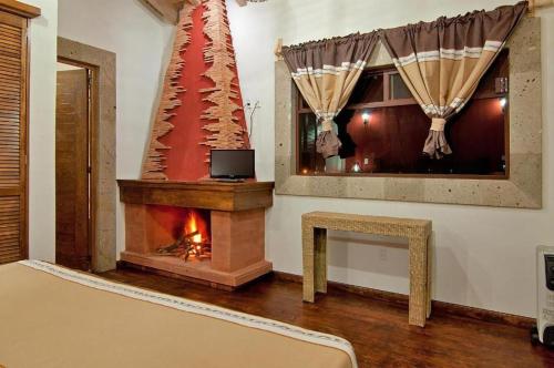 帕茨库卡罗Mansion del Virrey的客厅设有壁炉和窗户。
