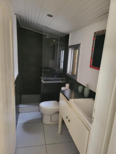弗里敦Cozy 2 Bedroom Bungalow.的浴室配有卫生间、浴缸和水槽。
