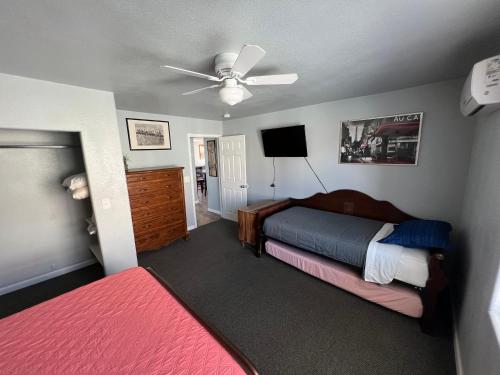 布尔海德市River view Lazy Casa的一间卧室配有两张床和吊扇
