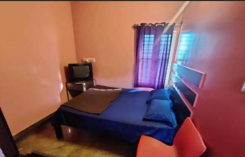 奇克马格尔Empire lodge的一间卧室设有蓝色的床和窗户。
