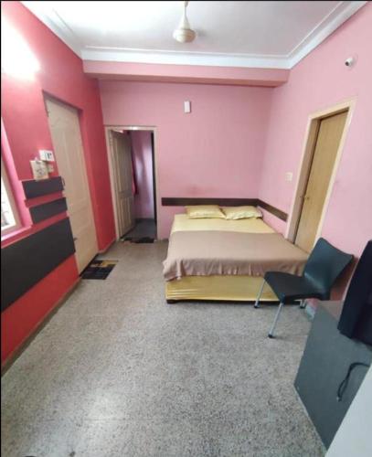 奇克马格尔Empire lodge的一间卧室配有一张床和粉红色的墙壁